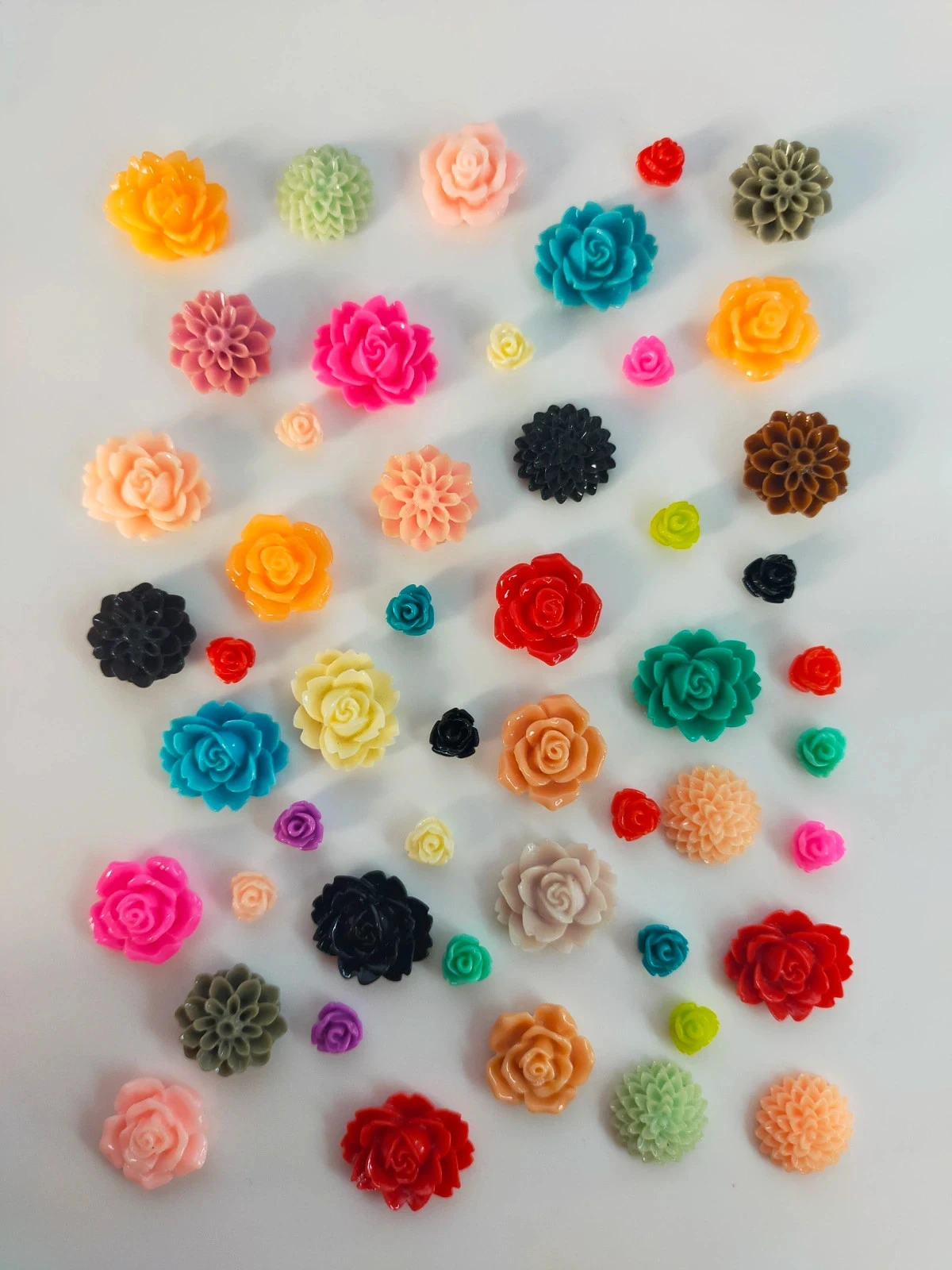 50 cabochons en résine en forme de fleur lot n°6587